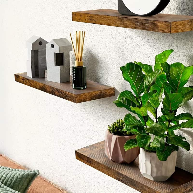 Étagère murale flottante en bois à fixation invisible dans un intérieur